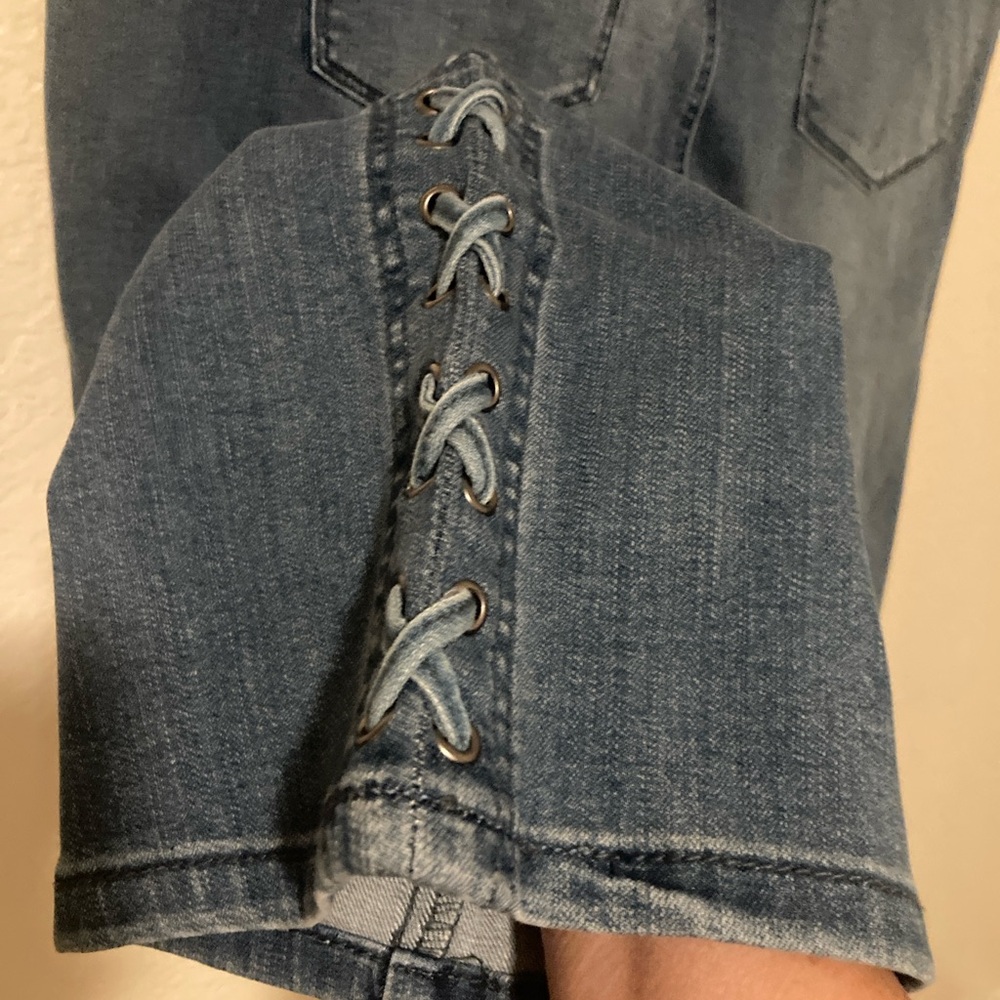 Avenue Women's Denim capri Jeans - Picture 4 of 4